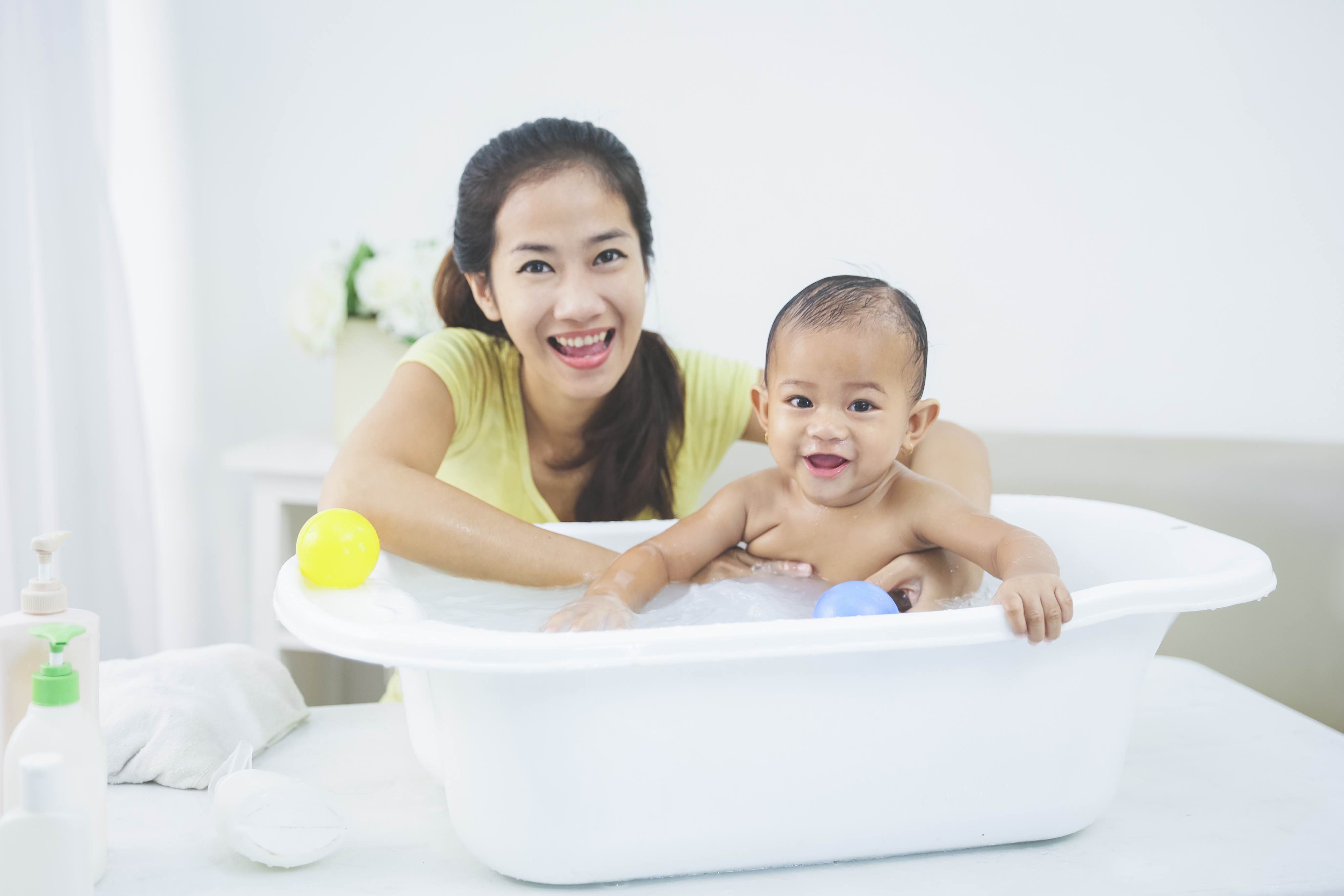 Японские мамы в ванной. Ванная мама. Ванная для матери и ребенка. Мама с грудным ребенком ванная. Япония мама ванной.