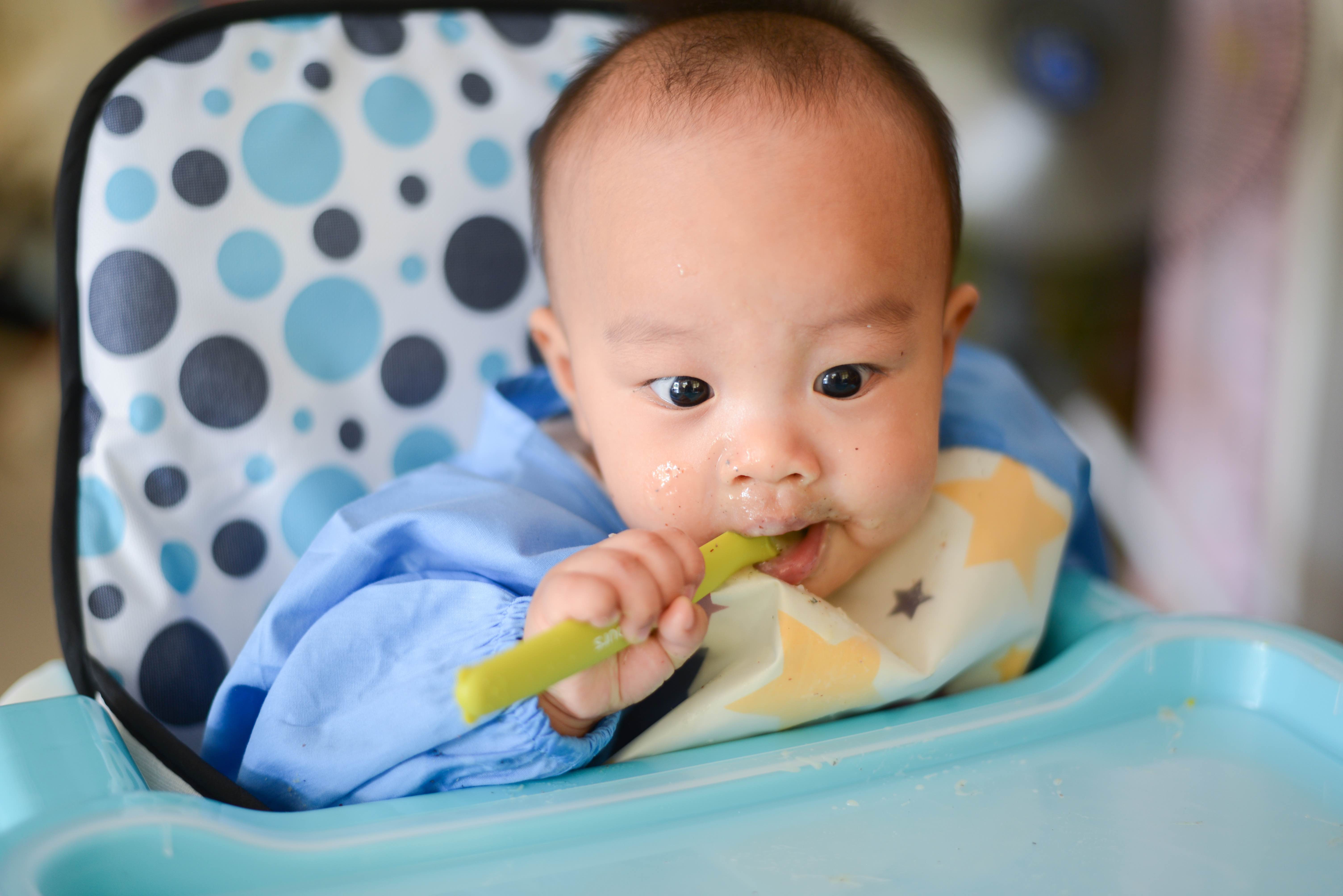 Kiat Mengatur Jadwal Makan Bayi Usia 6 Bulan