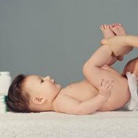 Cara Aman Mengganti Popok Bayi Baru Lahir
