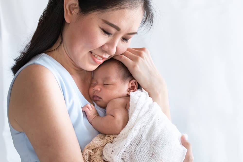Menggendong Bayi, Cara Terbaik Untuk Mendekatkan Ikatan Batin Dengan Si Kecil