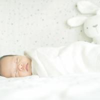 Penyebab dan Cara Mengatasi Bayi Baru Lahir yang Tertidur Terus