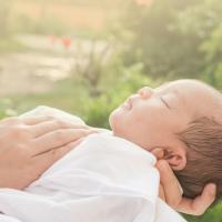 Tips Aman Menjemur Bayi Bagi Orang Tua Baru